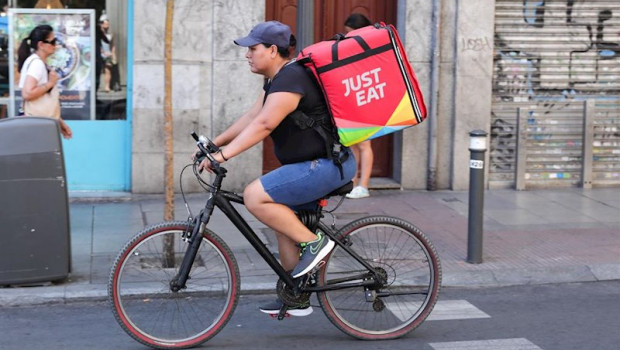 Repartidor de la empresa de reparto Just Eat transitando en bicicleta por una calle del centro de Madrid. | Jesús Hellín - Europa Press - Archivo ep repartidor de la empresa de reparto just eat transitando en bicicleta por una calle del centro de