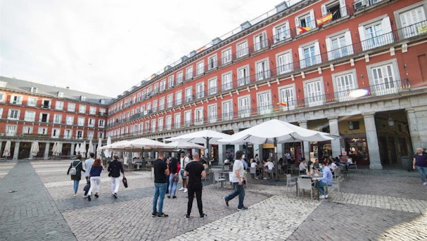 ep terrazas abiertas en la centrica plaza mayor madrilena en el primer dia de la fase 1