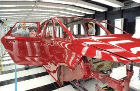 ep trabajadores de la planta de vigo de grupo psa produciendo un vehiculo