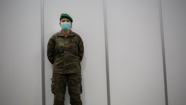 ep un militar protegido con mascarilla custodia el pabellon de la fira de barcelona que ya esta