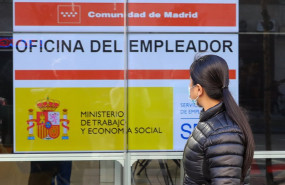 ep una mujer pasa por delante de una oficina de empleo a 2 de febrero de 2022 en madrid espana