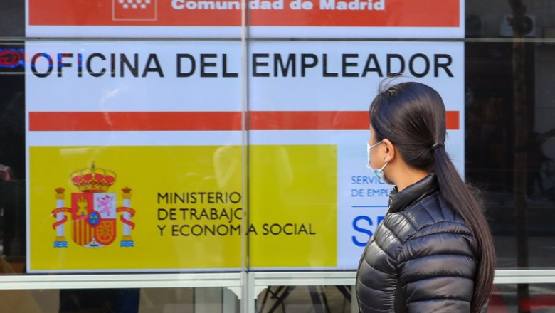 Una mujer pasa por delante de una Oficina de Empleo, a 2 de febrero de 2022, en Madrid (España). | Marta Fernández Jara - Europa Press ep una mujer pasa por delante de una oficina de empleo a 2 de febrero de 2022 en madrid espana