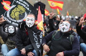 ep varios manifestantes con mascaras de anonymous y banderas de espana se concentran en la plaza de