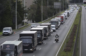 ep varios vehiculos participan en una caravana de protesta convocada por el sector hostelero en a