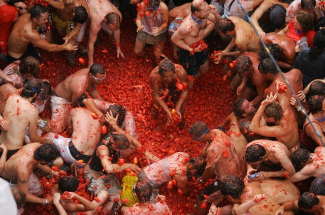 La Tomatina de Buñol reúne a más de 20.000 personas en su 74 edición