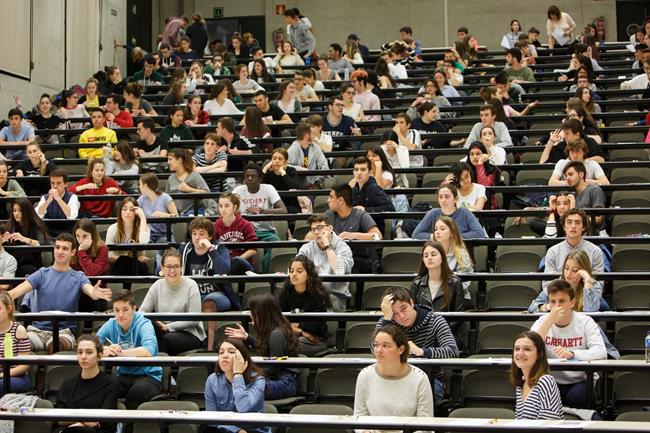 Alumnos, antes del examen, en el campus de la UPNA en Pamplona | UPNA - Archivo ep alumnos antesexamen encampusla upnapamplona