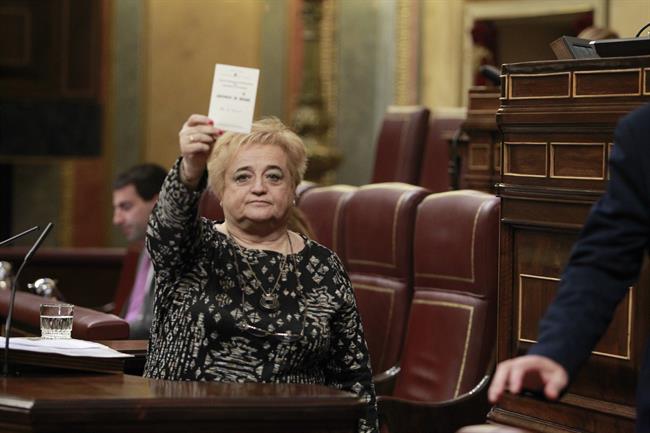 Ana Surra, de ERC, enseña su identificación como refugiada en el Congreso | EUROPA PRESS ep ana surra de erc ensenaidentificacionrefugiadacongreso