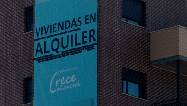 ep archivo   cartel de alquiler en un edificio de viviendas en madrid