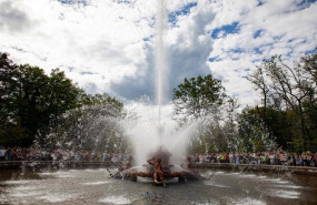 ep archivo   decenas de personas disfrutan del encendido de las fuentes en los jardines del palacio