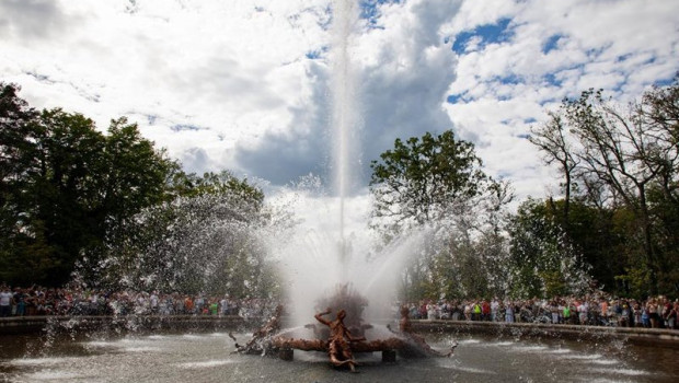 ep archivo   decenas de personas disfrutan del encendido de las fuentes en los jardines del palacio