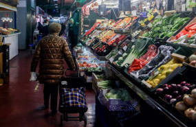 ep archivo   la poblacion en espana poryecta mantener a raya los gastos y el ahorro