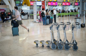 ep archivo   pasajeros con sus maletas en el aeropuerto adolfo suarez madrid barajas a 14 de agosto
