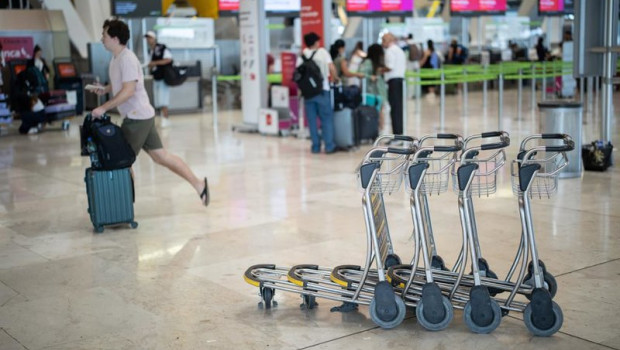 ep archivo   pasajeros con sus maletas en el aeropuerto adolfo suarez madrid barajas a 14 de agosto