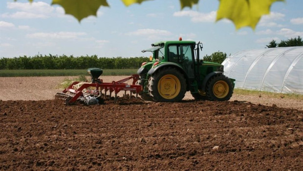 ep archivo   tractor en campo