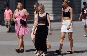ep archivo   turistas frente al palacio real de madrid a 17 de julio de 2023 en madrid espana