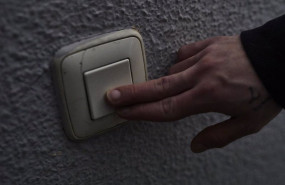 ep archivo   un hombre encendiendo la luz en su domicilio
