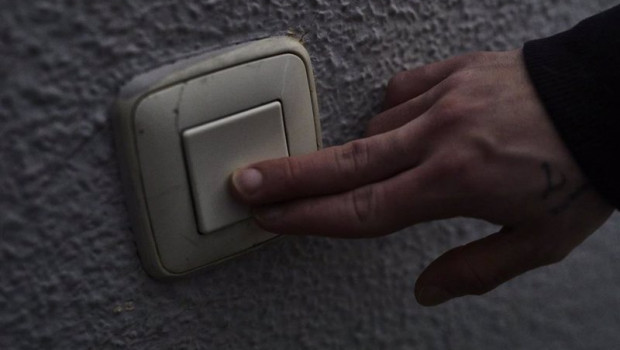 ep archivo   un hombre encendiendo la luz en su domicilio