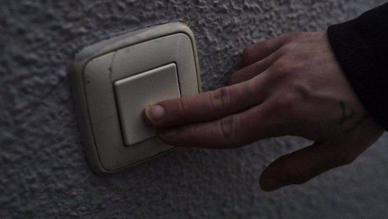 ep archivo   un hombre encendiendo la luz en su domicilio