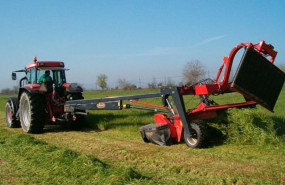 ep archivo - un tractor trabaja con maquinaria agricola en el campo