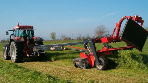 ep archivo - un tractor trabaja con maquinaria agricola en el campo