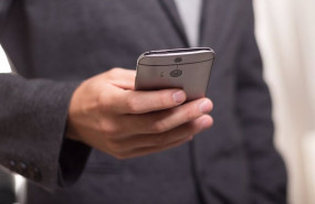 ep archivo   un usuario maneja su telefono movil