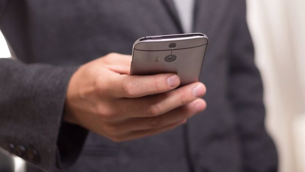 ep archivo   un usuario maneja su telefono movil