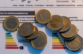 ep archivo   varias monedas sobre una factura a 9 de enero de 2025 en madrid espana