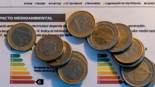 ep archivo   varias monedas sobre una factura a 9 de enero de 2025 en madrid espana