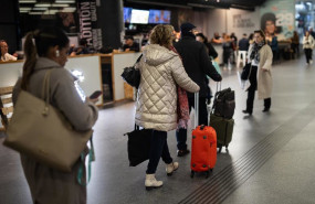 ep archivo   varias personas con maletas en la estacion de atocha almudena grandes a 26 de marzo de