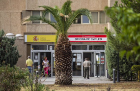 ep archivo   varias personas en la puerta de una oficina del sepe