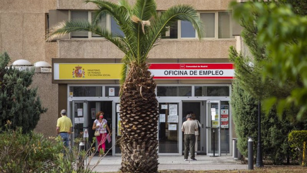 ep archivo   varias personas en la puerta de una oficina del sepe