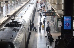 ep archivo   varios pasajeros con maletas junto a un tren