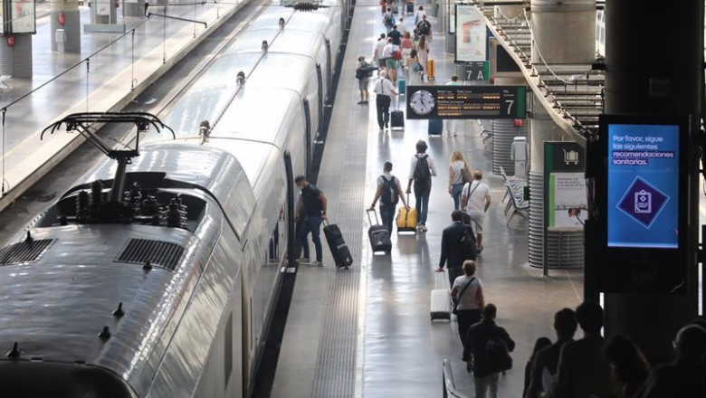 ep archivo varios pasajeros con maletas junto a un tren ep archivo varios pasajeros con maletas junto a un tren