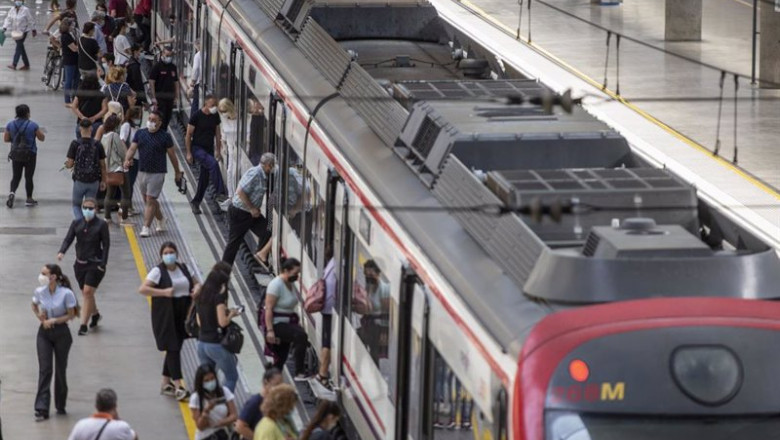 María José López - Europa Press - Archivo ep archivo - viajeros suben a un tren de cercanias en la estacion de tren de santa justa