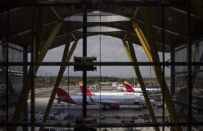 ep aviones de iberia aparcados en la pista de la terminal t4 del aeropuerto adolfo suarez