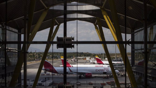 ep aviones de iberia aparcados en la pista de la terminal t4 del aeropuerto adolfo suarez