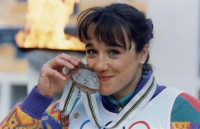ep blanca fernandez ochoa besa la medalla de bronce olimpica en albertville92