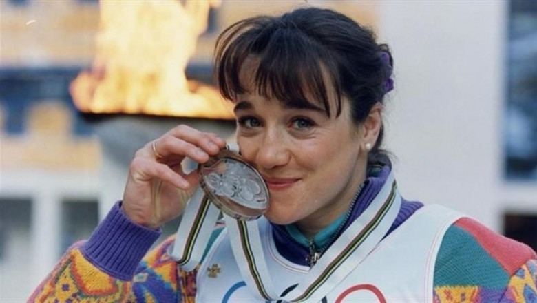 ep blanca fernandez ochoa besa la medalla de bronce olimpica en albertville92