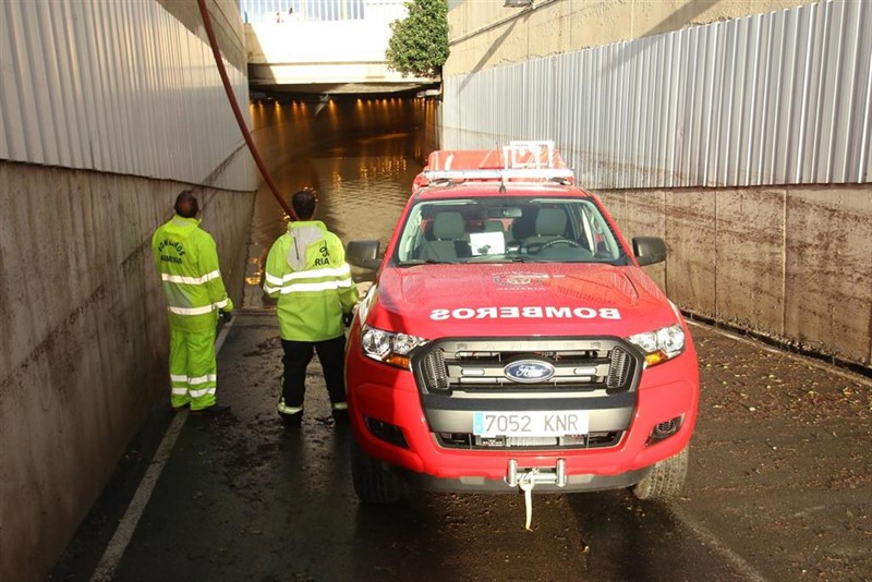 ep bomberos a la entrada del tunel anegado por el temporal donde ha muerto una persona