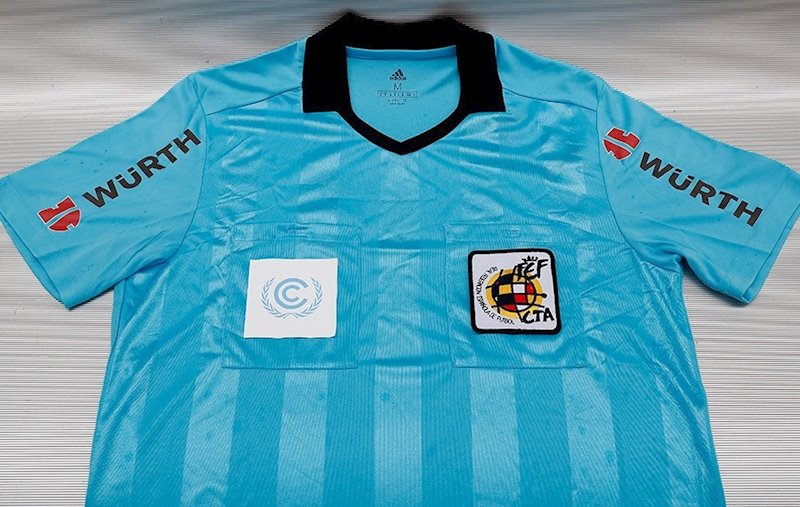 ep camiseta de arbitro con el parche con el simbolo del climate neutral now