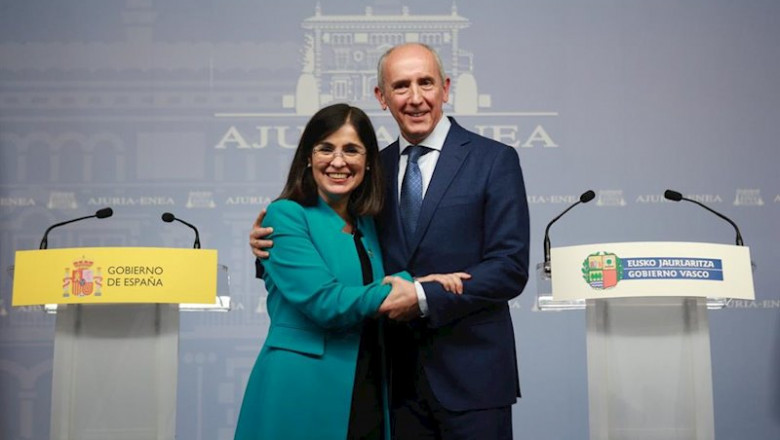 El consejero de Gobernanza Pública y Autogobierno y portavoz del Gobierno vasco, Josu Erkoreka, y la ministra de Política Territorial y Función Pública, Carolina Darias, tras la rueda de prensa después de su reunión en Vitoria. | Garitano - Europa Press ep el consejero de gobernanza publica y autogobierno y portavoz del gobierno vasco josu erkoreka y