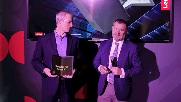 ep el director de lenovo para espana y portugal alberto ruano presenta el ordenador flexible