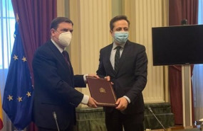 ep el ministro de agriculutra luis planas en la firma junto al presidente de enisa jose bayon