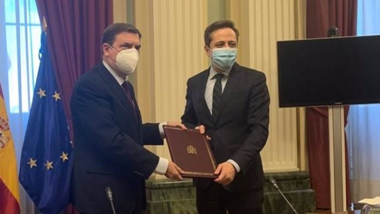 ep el ministro de agriculutra luis planas en la firma junto al presidente de enisa jose bayon ep el ministro de agriculutra luis planas en la firma junto al presidente de enisa jose bayon