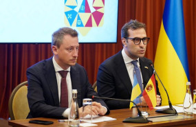 ep el ministro ucraniano de economia medio ambiente y agricultura oleksii sobolev y el