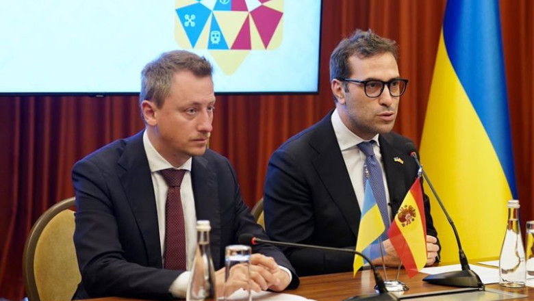 ep el ministro ucraniano de economia medio ambiente y agricultura oleksii sobolev y el