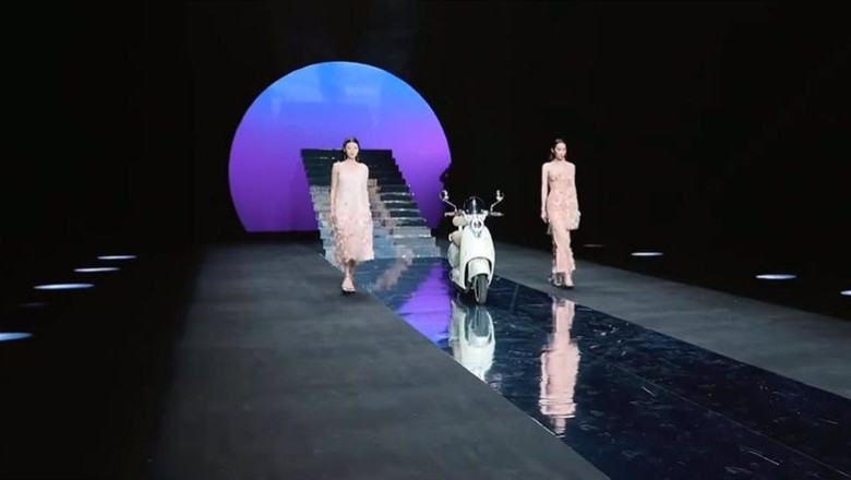 ep el prototipo de moto autonoma de yadea desfilando en la semana de la moda de china