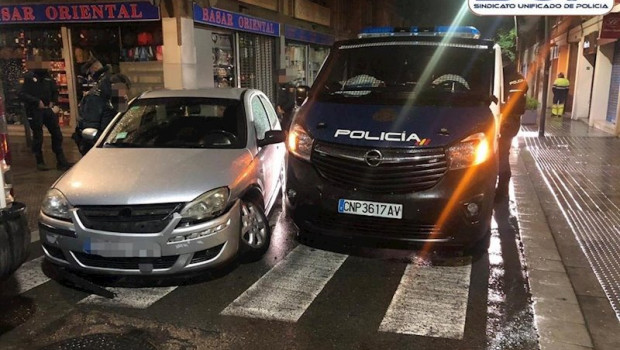 ep heridos cinco agentes de la comisaria de santiago en barcelona al chocar un coche contra su