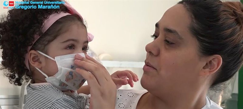 Imagen de Chloe, la niña a la que el Hospital Gregorio Marañón realizó un transplante de corazón con un dispositivo especial en plena pandemia de coronavirus, con su madre. | HOSPITAL GREGORIO MARAÑÓN ep imagen de chloe la nina a la que el hospital gregorio maranon realizo un transplante de corazon