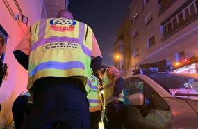 ep imagen de sanitarios del samur-proteccion civil atienden a una mujer herida tras ser disparada en